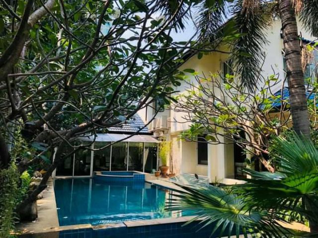 ให้เช่าบ้านริมถนนเมน สุขุมวิท 31 สภาพบ้าน 2 ชั้น เนื้อที่ 218 ตรว. พื้นที่ประมาณ 500 ตรม. ที่จอดรถกว้าง 10 กว่าคัน มีห้อ
