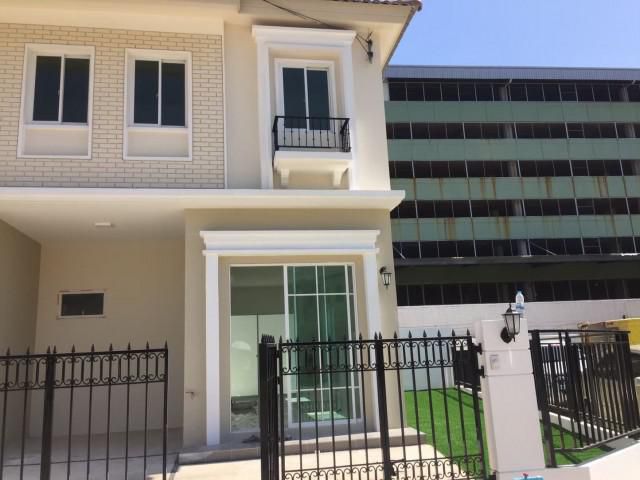 รหัสทรัพย์  9097 ทาวน์โฮม เมืองปทุมธานี   ติด รพ.กรุงสยามเซนต์คาร์ลอส