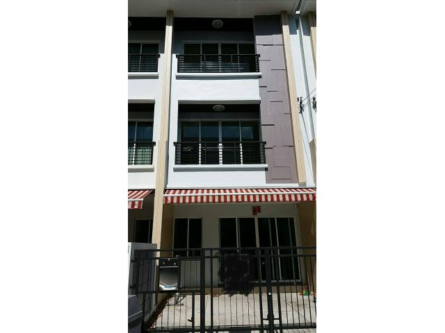 ขาย บ้านกลางเมือง ลาดพร้าว 71 ทาวน์โฮม 3 ชั้นติดถนนนาคนิวาส ซอย 34