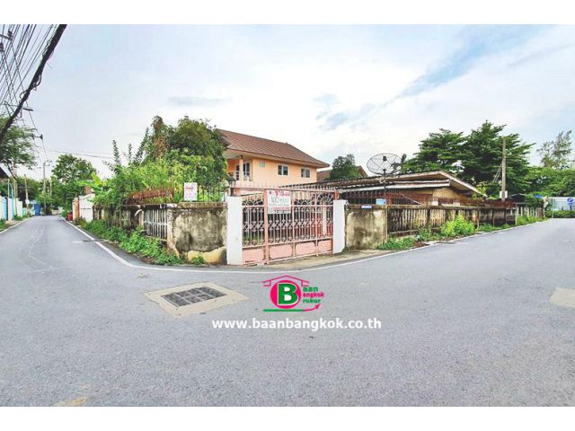 ที่ดินพร้อมบ้านเดี่ยว 1 ชั้น หลังมุม ซ.เลี่ยงเมือง-ปากเกร็ด46 เนื้อที่ 100 ตรว. มี 3 ห้องนอน นนทบุรี
