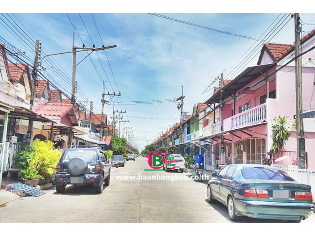 ทาวน์เฮาส์ 2 ชั้น โครงการ สัมพันธ์วิลล่า เนื้อที่ 19.1 ตรว. มี 3 ห้องนอน 2 ห้องน้ำ ถนนลำลูกกา อ.ลำลูกกา จ.ปทุมธานี