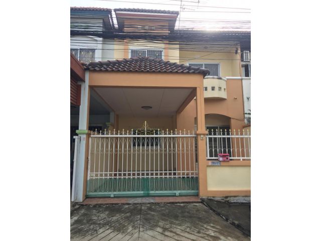 ให้เช่าทาวน์เฮาส์ 2 ชั้น หมู่บ้านมัณทิรา ซอยรามคำแหง 160 โครงการมีสระว่ายน้ำการเดินทางสะดวก เข้าออกได้หลายทาง