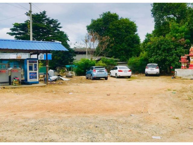 ที่ดิน พร้อมบ้าน 3 หลัง ต.หนองขาม อ.ศรีราชา 1 ไร่