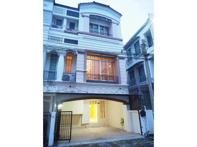 หมู่บ้านกลางเมืองลาดพร้าว-โยธินพัฒนา