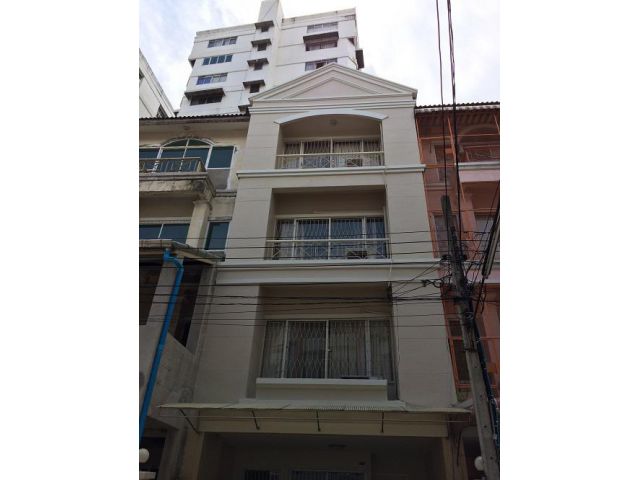 U981 ให้เช่าทาวน์โฮม 4 ชั้น หมู่บ้านควีนเพลส สุขุมวิท 101 วชิรธรรมสาธิตซอย 8 สุขุมวิทบางนา เข้า  ออกได้หลายทางเดินทางสะด