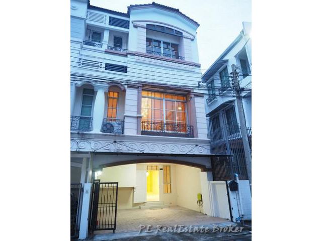 ให้เช่าทาวน์โฮมบ้านกลางเมืองลาดพร้าว เลียบด่วน