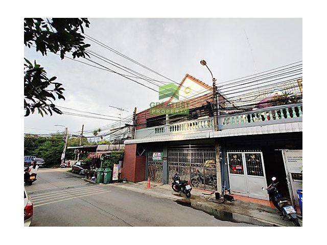 หมู่บ้าน เก้ากะรัต รามคำแหง 68 ขายด่วน ทาวน์เฮ้าส์ 2 ชั้น 2 คูหา เนื้อที่ 45 ตร.ว (แบ่งขายได้) ตกแต่งและต่อเติมอย่างดี