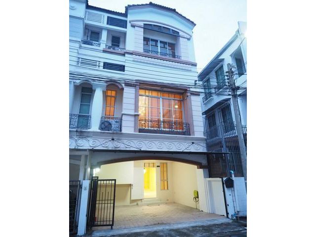 ให้เช่าทาวน์โฮม3ชั้นหมู่บ้านกลางเมืองลาดพร้าว-โยธินพัฒนา หลังมุมใกล้เลียบด่วน,ใกล้Central EastVille