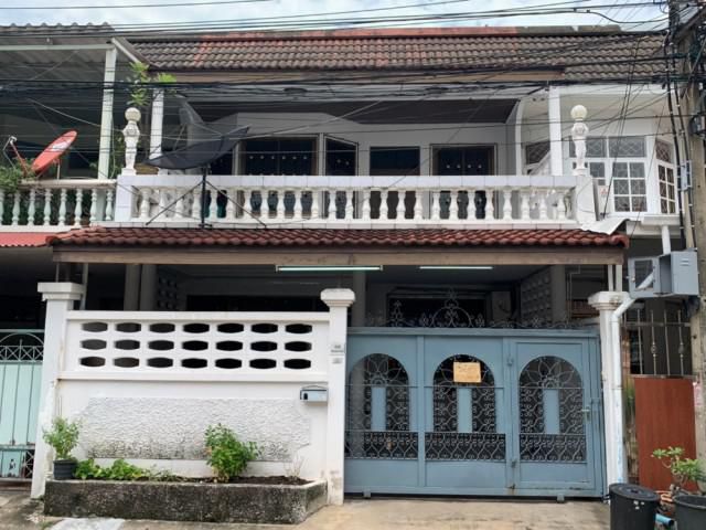 รหัสทรัพย์  9828 ทาว์นเฮ้าส์ หมู่บ้านอยู่เจริญ 29 ซอยรัชดา 18  ใกล้รถไฟฟ้า สุทธิสาร