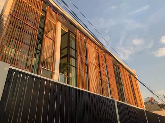 ขายด่วน Townhome 3 ชั้นครึ่ง (พร้อมพื้นที่ดาดฟ้า) หลุดดาวน์ ซอยโชคชัย 4ซ.70หรือสตรีวิทยา2ซ.29