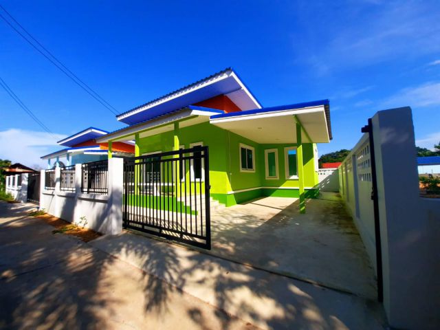 ขายบ้านเดี่ยว 1.39 ล้านบาท 2ห้องนอน 1ห้องน้ำ 1ห้องครัว 1ห้องโถง จ.ฉะเชิงเทรา 1โรงจอดรถพื้นที่ใช้สอย 160 ตารางเมตร