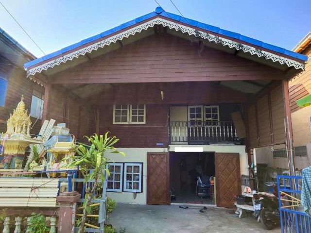ขายบ้านเดี่ยว 2 ชั้นครึ่งปูนครึ่งไม้ เนื้อที่ 39 ตรว. 3 ห้องนอน 2 ห้องน้ำ สนใจดูบ้านได้ที่หลังวัดพรหมรังษี (แสมดำ)