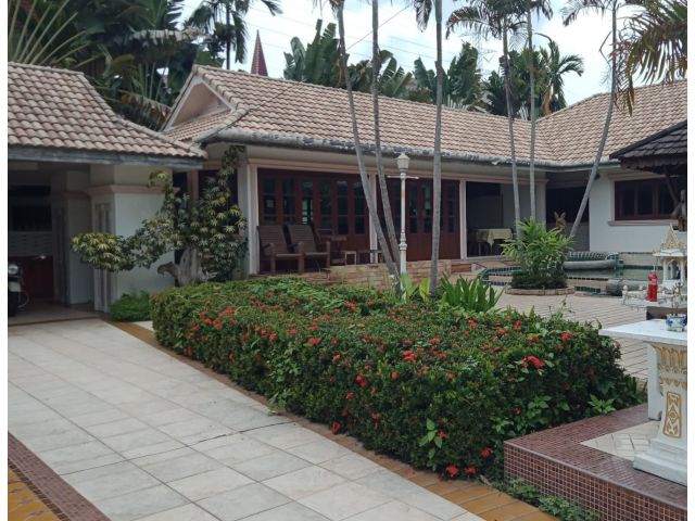 บ้านพร้อมสระว่ายน้ำ สันทราย