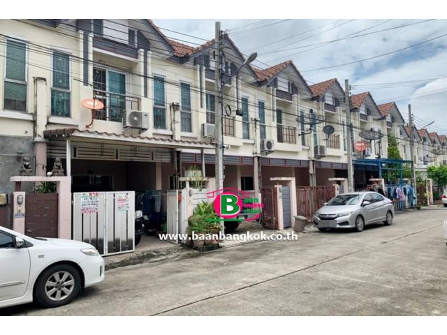 ทาวน์เฮาส์ 2 ชั้น โครงการ เดอะทาวน์ พหลโยธิน 52 เนื้อที่ 17.2 ตรว. มี 2 ห้องนอน 2 ห้องน้ำ ถนนพหลโยธิน เขตสายไหม