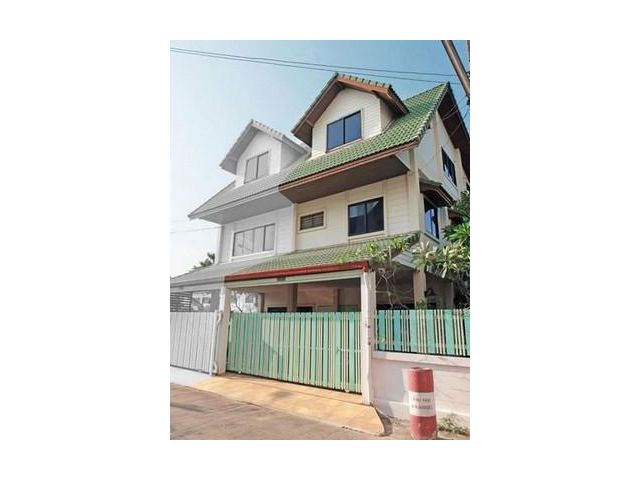 บ้านแฝด 3 ชั้น หลังมุม ซ.ลาดพร้าว 93