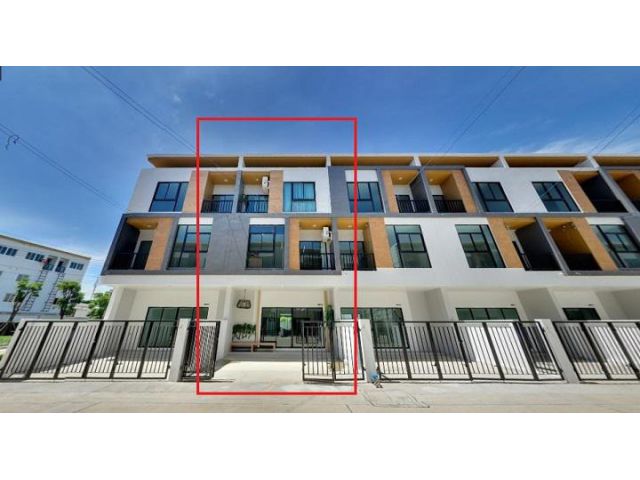 ขายบ้านตัวอย่างโครงการ Trio ร่มเกล้า  เป็นทาวน์โฮม 3 ชั้น ตกแต่งสวย ครบ ทั้งหลัง