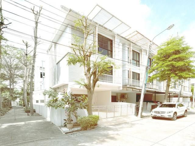 รหัสทรัพย์  2520 ทาวน์โฮม  ติดสุขุมวิท77 อ่อนนุช  ใกล้ รถไฟฟ้า สถานี BTS ศรีนุช