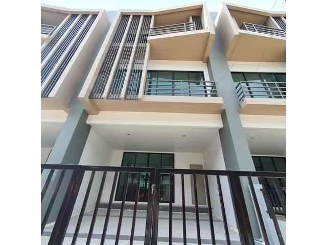 ทาวน์โฮม3ชั้น เวร่าบิสเน็ท ร่มเกล้า -สุวรรณภูมิ