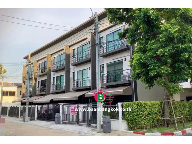ทาวน์โฮม 3 ชั้น หลังมุม โครงการ บ้านกลางเมือง พหลโยธิน 50 เนื้อที่ 27.8 ตรว. ถนนพหลโยธิน เขตสายไหม