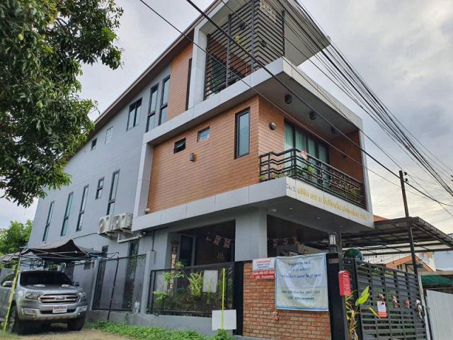 ขายบ้าน 3 ชั้น พร้อมที่ดินเปล่า