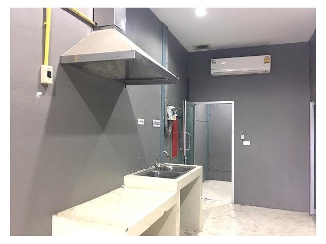 ให้เช่าโกดังสุขุมวิท 103 (อุดมสุข) บางนาตราด ซอย  13   ขนาด 400   ตารางเมตร พร้อม Office  มีห้องน้ำ  2  ห้อง แอร์  3  ตั