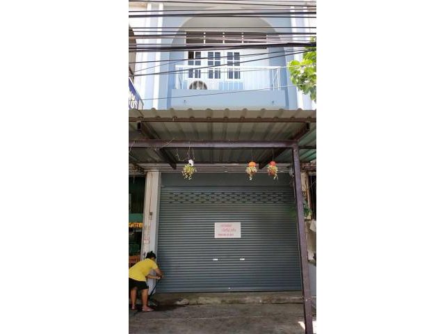 ขายตึกแถว 2 ชั้นครึ่ง ติดถนนหลัก เนื้อที่ 16 ตรว. 2 ห้องนอน 2 ห้องน้ำ