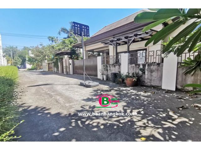 ที่ดินแปลงสวย พร้อมบ้านเดี่ยว 2 ชั้น ซอยประเสริฐมนูกิจ 37 เนื้อที่ 100 ตรว. มี 5 ห้องนอน 5 ห้องน้ำ ถนนเกษตร-นวมินทร์ เขตบึงกุ่ม