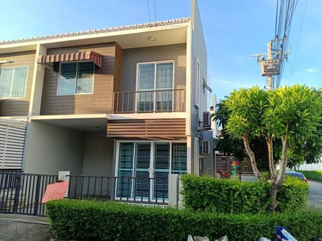 รหัสทรัพย์ B1540 ทาวน์โฮม 2 ชั้น หมู่บ้านเดอะคัลเลอร์ บางนา กม. 10.