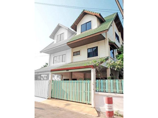 ให้เช่าบ้านทาวน์โฮม 3 ชั้น ลาดพร้าว 97 ใช้สอย 284 ตร.ม  3ห้องนอน 3 น้ำ จอดรถ 2 คัน ใกล้ เดอะมอลล์บางกะปิ