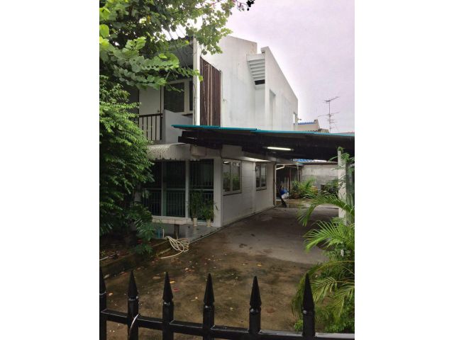 U1024 ให้เช่าบ้านเดี่ยว 2 ชั้นย่านลาดพร้าว117/8 หมู่บ้านเสนานิเวศน์ 1 หลังหัวมุม มีบริเวณบ้าน พร้อมเฟอร์ในบ้าน เข้าออกได