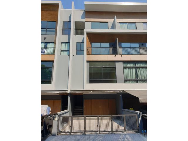 ขายด่วน ทาวน์โฮม 3.5 ชั้น หมู่บ้านอาร์เด้น พระราม 3 Arden Rama3 พื้นที่ขนาด 20 ตร.วา 3 ห้องนอน 4 ห้องน้ำ เดินทางสะดวกมาก