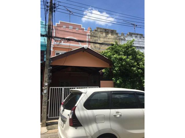 ขายทาวน์เฮ้าส์ ขนาด16ตร.ว หมู่บ้านกรุงทอง