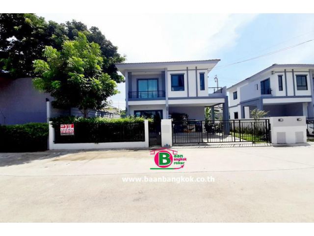 บ้านเดี่ยว 2 ชั้น หลังริม โครงการ เนเชอร่า เทรนด์ ศรีนครินทร์ เนื้อที่ 52.4 ตรว. มี 3 ห้องนอน 3 ห้องน้ำ ถนนศรีนครินทร์ อ.เมือง จ.สมุทรปราการ