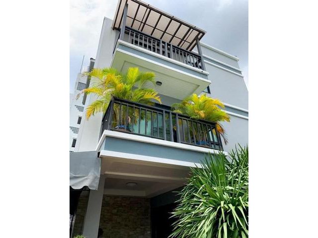 ขายบ้านเดี่ยว 3ชั้นพร้อมโกดัง ถนนศรีนครินทร์