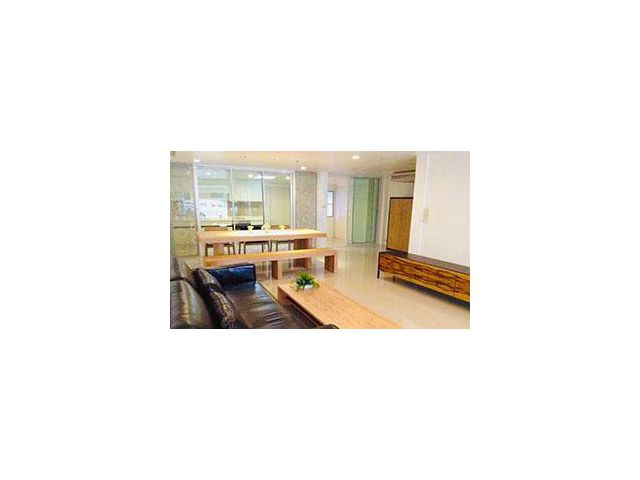 ทาวน์เฮ้าส์ ในสุขุมวิท BTS พร้อมพงษ์ เพื่อทำสำนักงาน หรือ พักอาศัย For Rent A Town house in Prompong For Office
