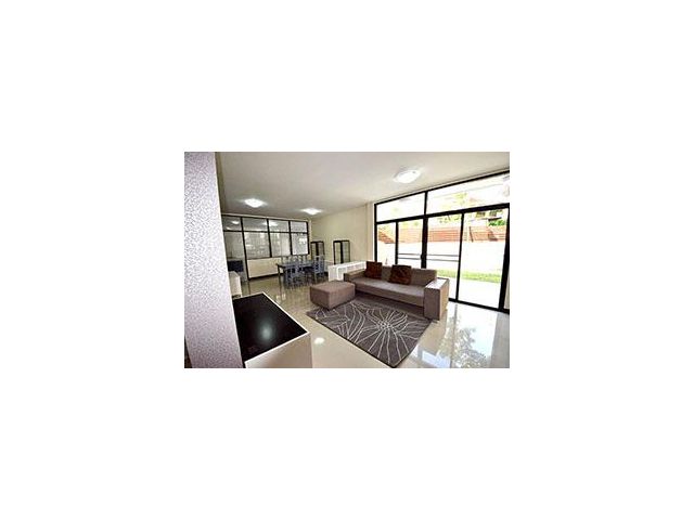 ให้เช่า บ้านเดี่ยวพร้อมสนามในหมู่บ้าน ซอยสุขุมวิท For Rent A Single House with garden in compound in Prompong