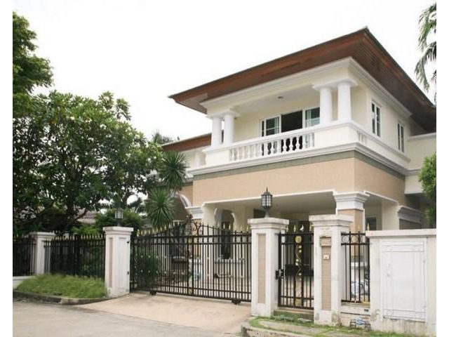 ขายบ้านเดี่ยว 2 ชั้น หมู่บ้านลดาวัลย์ เฉลิมพระเกียรติ ร. 9 บ้านหันหน้าทางทิศเหนือ ใกล้ซีคอน