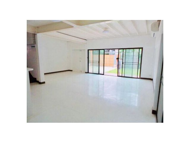บ้านเดี่ยว 3ห้องนอน พร้อมสนาม ในซอยสุขุมวิท For Rent Single house 3Bed  with garden for residence