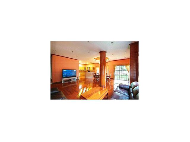 ให้เช่า บ้านเดี่ยว 3ชั้น พร้อมสระว่ายน้ำและสนาม For Rent Single house 3Storey with garden and Private pool
