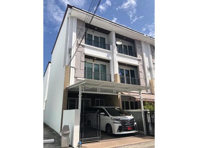 ให้เช่าทาวน์โฮม 3 ชั้น ห้องมุม หมู่บ้านกลางเมือง