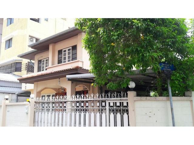 ให้เช่าบ้านหลังมุม รัชดา14 ใกล้ MRTห้วยขวาง 61ตรว.