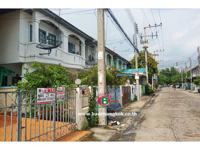 ทาวน์เฮาส์ 2 ชั้น โครงการ เปี่ยมสุข การ์เด้นวิลล์ เนื้อที่ 21.2 ตรว. ถนนกรุงเทพฯ-ปทุมฯ อ.เมือง จ.ปทุมธานี