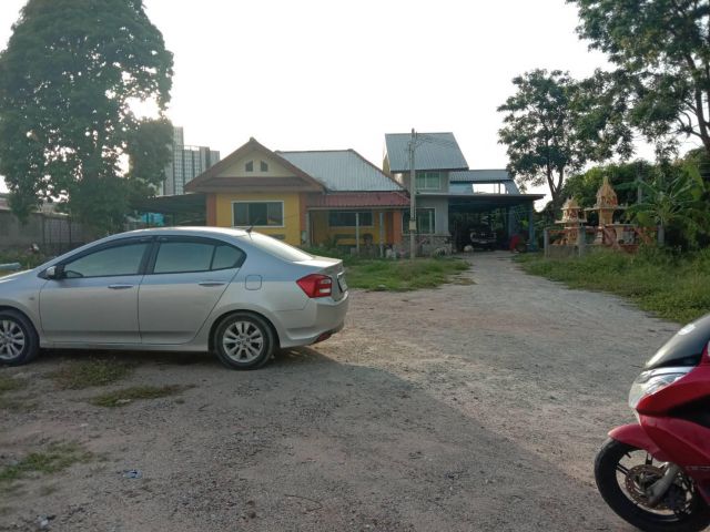 ขายถูกด่วนบ้านพร้อมที่ดินวิวภูเขาใกล้ถนนเลี่ยงหนองมนสุขุมวิท เนื้อที่ 1ไร่ 34 ตรว. ต.แสนสุข อ.เมือง จ.ชลบุรี
