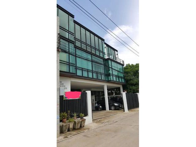 ให้เช่าอาคาร 3ชั้นพร้อมโกดังเก็บสินค้า ลาดพร้าว101