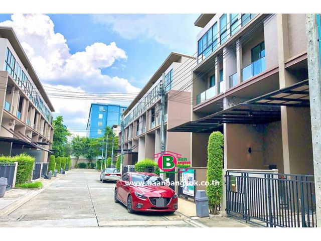 ทาวน์โฮม 3.5 ชั้น โครงการ บ้านกลางเมือง รัชโยธิน เนื้อที่ 21.6 ตรว. มี 3 ห้องนอน 3 ห้องน้ำ ถนนพหลโยธิน เขตจตุจักร