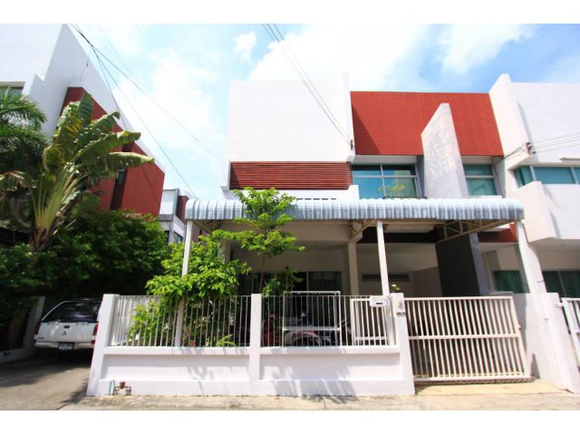 ทาวน์โฮม2ชั้น หลังริม หมู่บ้านบิวซิเนสทาวน์