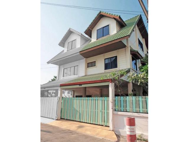 ให้เช่าบ้านแฝด 3 ชั้น หลังมุม ซอยลาดพร้าว 97