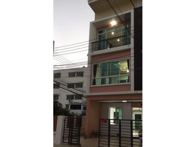 PP491ให้เช่า อาคารทาว์โฮมใหม่ ใกล้สนามบินดอนเมือง ห้องริม ใกล้ถนน จอดรถ 6 คัน