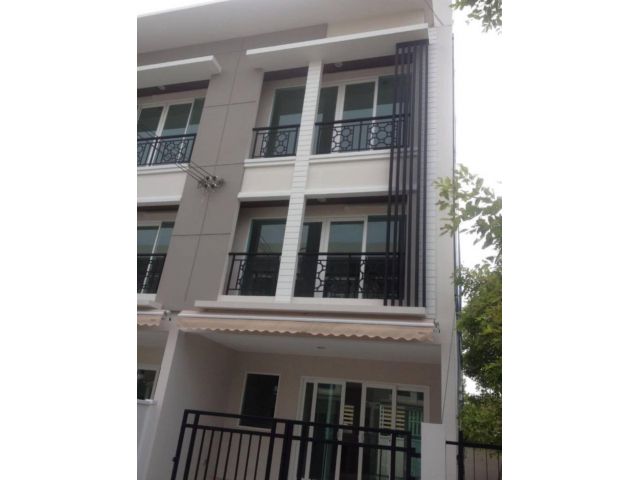 ขายทาวน์โฮม 3 ชั้น บ้านกลางเมือง