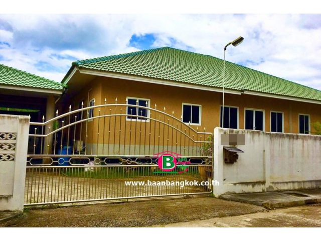 บ้านเดี่ยว 1 ชั้น ร้านของฝากกาดสล่า เนื้อที่ 529.5 ตรว. ถนนสันป่าตอง-เชียงใหม่ (5036) อ.สันป่าตอง จ.เชียงใหม่